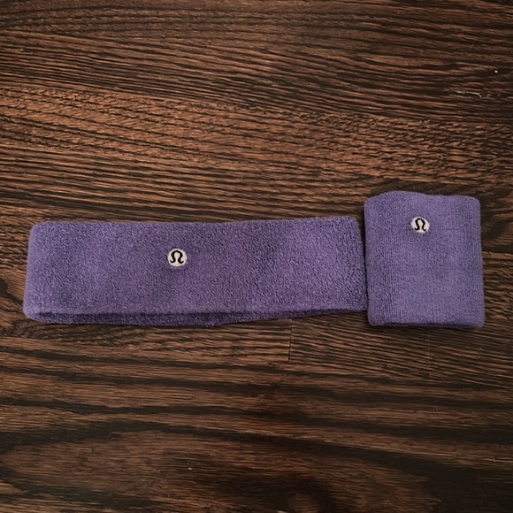 Selling an assortment of lulu lemons head bands and sweat bands. Sold together - Picture 2 of 5